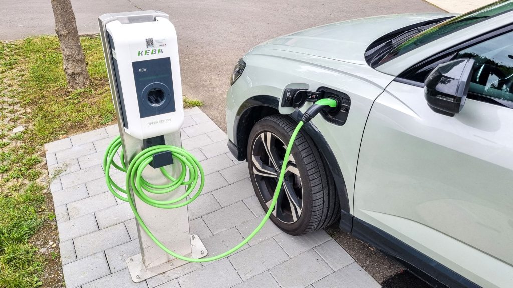 Audi angesteckt an KEBA-E-Ladestation im Thermalhotel Fontana